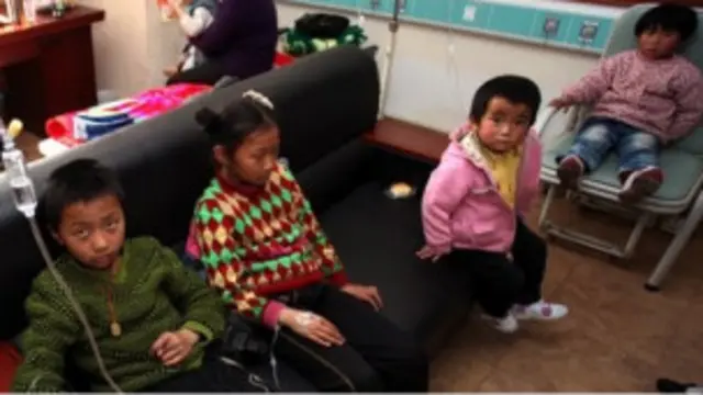 食用毒牛奶后得病的中国儿童