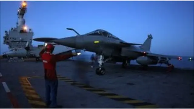 Pesawat di kapal induk Prancis