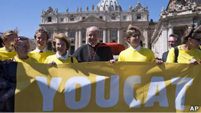 Arzobispo de Viena con fieles durante la presentación de YouCat
