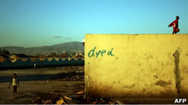 Niños haitianos juegan en un barrio marginal