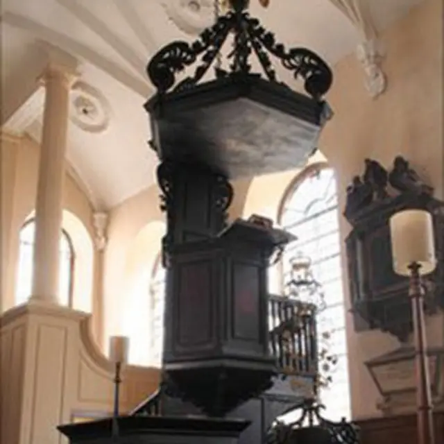 یک سکوی «وعظ» در یکی از کلیساهای یکی از شهرهای انگلستان، که خوشبختانه غیر از «وعظ» جشنوارۀ «موسیقی» هم در آن کلیسا برگزار می‌شود. 