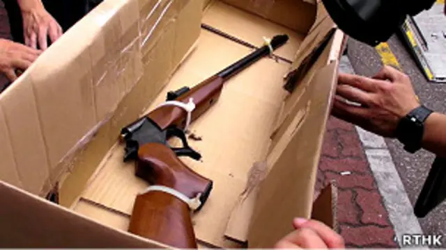 香港警察從深水埗槍擊案現場帶走一支步槍(香港電台圖片16/4/2011)