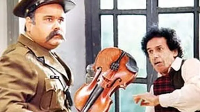 سرشار در نمایی از فیلم ای ایران در کنار اکبر عبدی