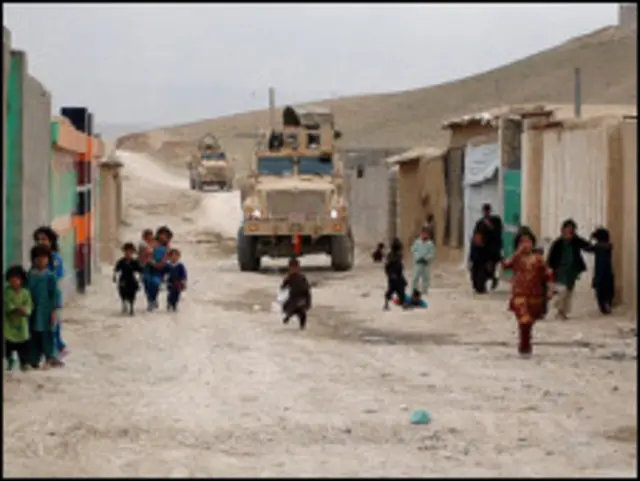 د بهرنیو ځواکونو له خوا د شپې په عملیاتو کې د ولسي وګړو وژل کېدل پر یوې جنجالي موضوع اوښتې ده.