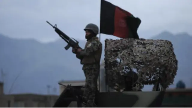 Seorang serdadu Afghanistan sedang melakukan patroli keamanan