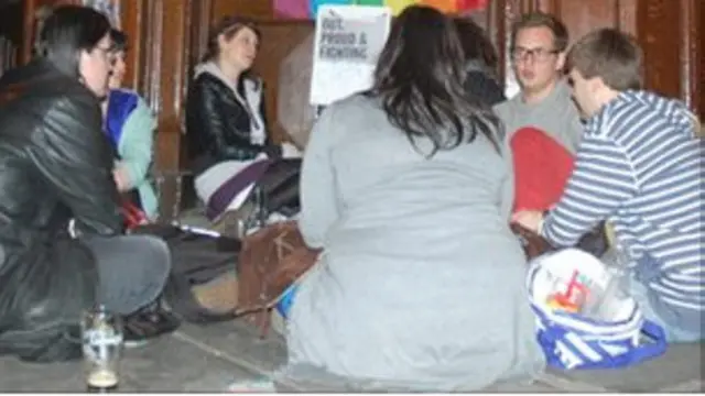 У дверей паба в Сохо