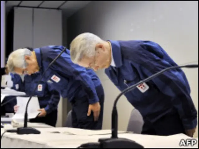 Presidente da Tepco faz reverência para se desculpar por desastre (Foto: AFP/Getty)