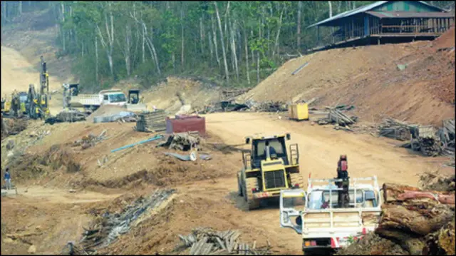 Dân làng khu vực gần đập cho hay đường xá được khởi công từ 5 tháng trước. (Ảnh Bangkok Post)