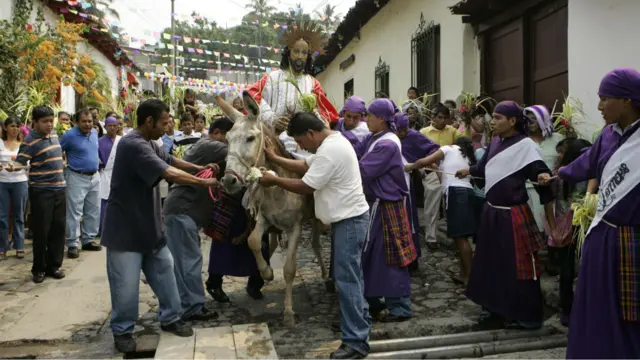 احتفالات في بلدة بالسلفادور
