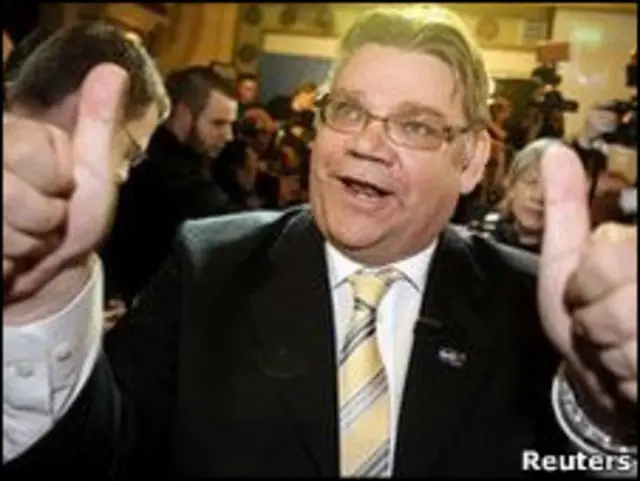 Líder do partido Verdadeiros Finlandeses, Timo Soini comemora votação histórica