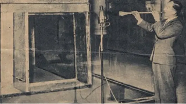 Eski asker James Tapper Tutankamon'un trompetini çalarken