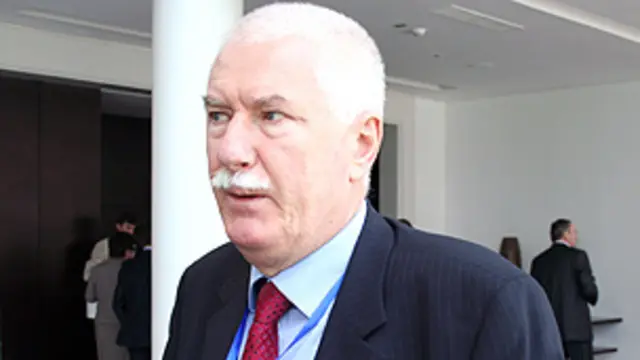 آقای شازده گفت به دلیل مشکلات حمل و نقل از طریق ازبکستان کشورهای اروپایی در صددند برای انتقال کالاها به افغانستان راههای آهن جایگزین را جستجو کنند