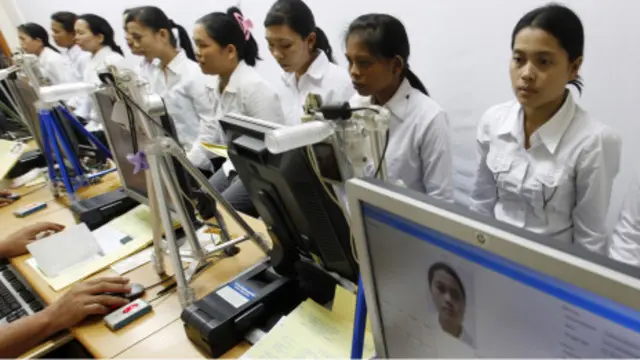 Calon TKW tengah mengurus paspor menjelang keberangkatan ke Arab Saudi