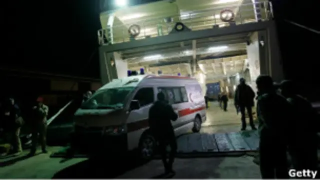 Машина "скорой помощи" выезжает с катера