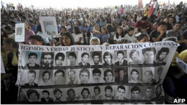 Marcha por menores desaparecidos en la guerra de El Salvador, marzo de 2011