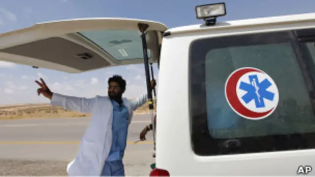 Медик стоит у машины скорой помощи в Ливии