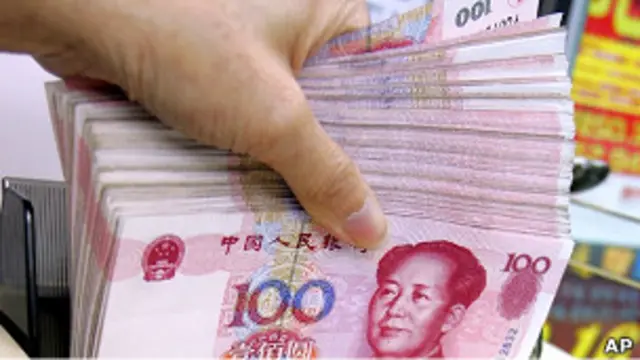 Un fajo de yuanes con la imagen de Mao Ze Tung