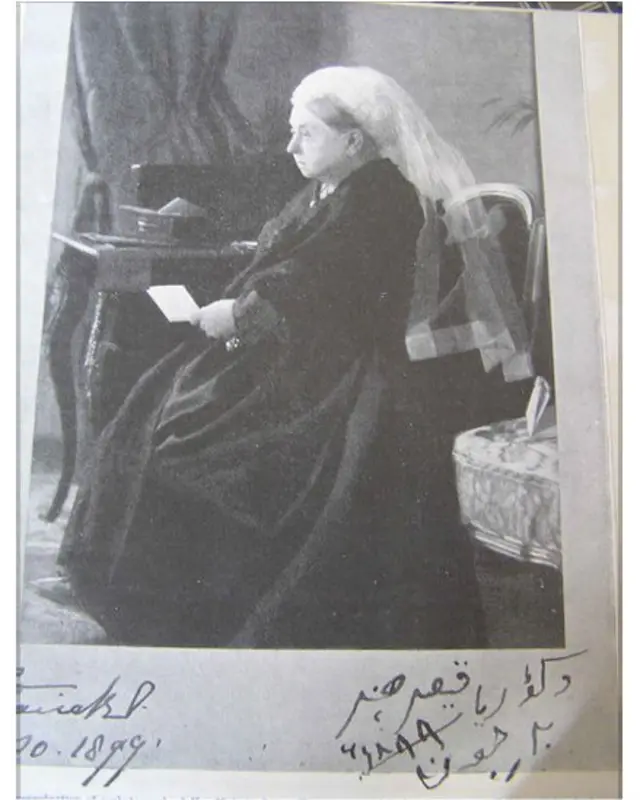 ملکه ویکتوریا عکسی با امضای خود به خط اردو را به عنوان یادگاری به عبدالکریم داد.
