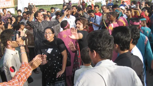 جشنِ فیض میں ایک رضا کار کارکن جنوں خیز تھاپ کو سن کر خود کو روک نہ سکی
