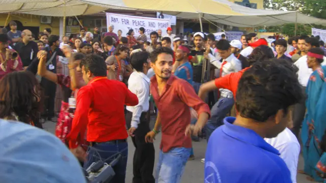 کچھ اور ذرا تیز تھاپ کا آہنگ 