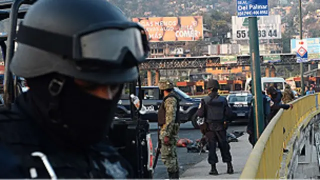 Policías en Acapulco, México