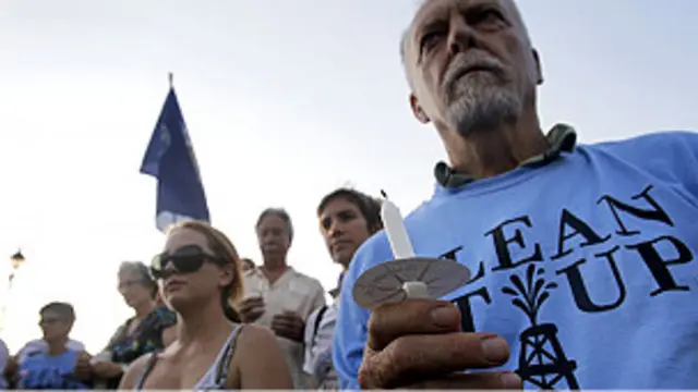 Warga menggelar protes menuntut ganti rugi akibat pencemaran minyak.