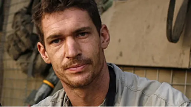 Tim Hetherington tewas akibat serangan pasukan pro Gaddafi di Misrata.