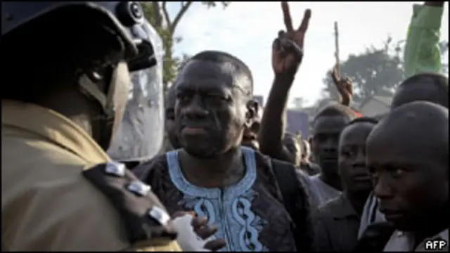 La police ougandaise confrontant l'opposant Kiza Besigye, plusieurs fois malmené par la police. 
