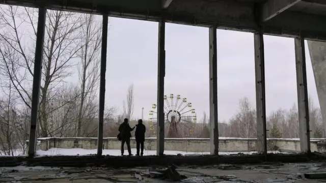 El reportero Richard Hollingham entrevista a un antiguo residente.