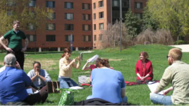 Студенты Галлаудета занимаются на свежем воздухе