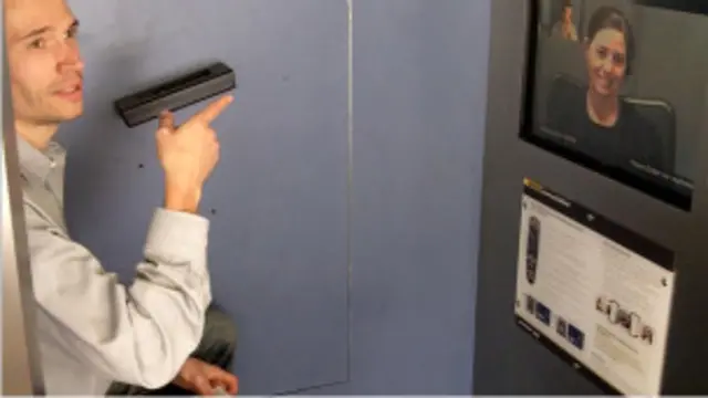 Руслан Куликов разговаривает по видеотелефону