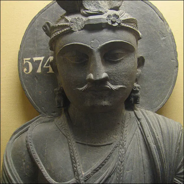 تخیل میں وہ شہزادہ سدھارتھ دکھایا گیا جس نے ابھی بن واس نہیں لیا۔یہ چھٹی صدی عیسوی کا مجسمہ ہے اور اس میں بدھا کے نقش و نگار مقامی لوگوں جیسے دکھائے گئے ہیں۔