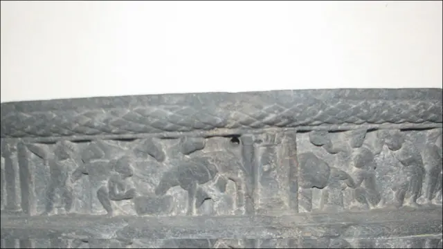 روایات کے مطابق جب بدھی ستوا (سدھارتھ) پیدا ہوئے تو سات متبرک اشیاء کا بھی جنم ہوا جن میں سے ان کے ملازم چھندک اور گھوڑا کنٹھک شامل تھے۔یہاں پر ان دونوں کی جنم کا منظر دکھایا گیا ہے۔ 