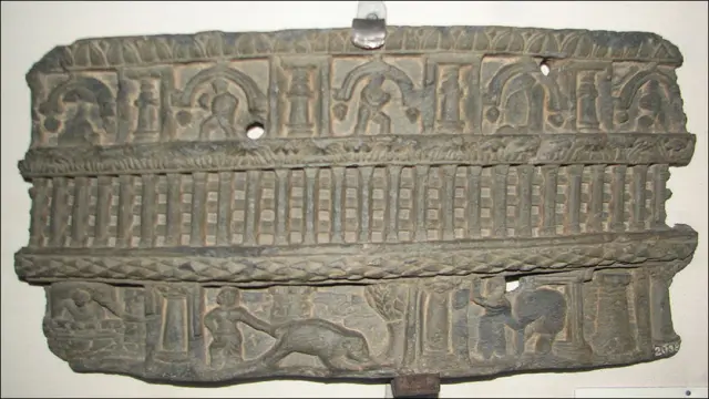 روایت ہے کہ شہزادہ سدھارتھ کی نوجوانی محل میں گذری تھی ایک روز وہ محل سے نکلے تو جنازہ دیکھ کر پریشان ہوگئے اور انہیں پہلی بار پتہ چلاکہ موت بھی کوئی چیز ہوتی ہے اور پھر سو برس کے بوڑھے کی حالت دیکھ کر وہ کانپ گئے اور انہیں علم ہوا کہ ایک وقت بڑھاپا کا بھی ہوتاہے۔ان واقعات نے ان کے دل و دماغ میں ہلچل مچا دی اور وہ فلسفہ موت وحیات میں پھنس کررہ گئے۔ان کا والدہ نے سوچا کہ شادی ان کے مسئلے کا حل ہے۔شادی کے لیےسوئمبر رچایا گیا۔