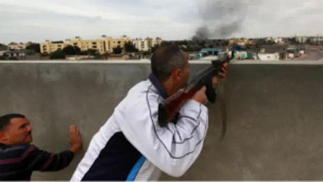 Pemberontak Libia menghadapi gempuran pasukan Muammar Gaddafi di Misrata