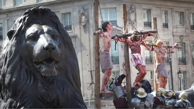 Pertunjukan paskah di Lapangan Trafalgar, London