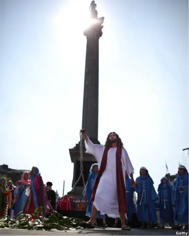 Pertunjukan paskah di Lapangan Trafalgar, London