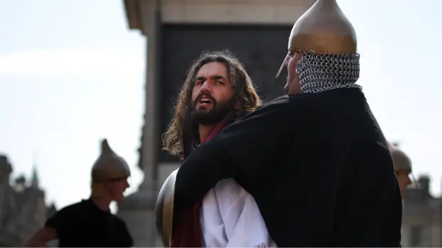 Pertunjukan paskah di Lapangan Trafalgar, London