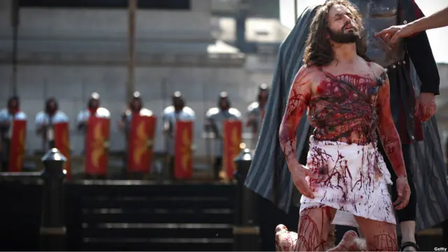 Pertunjukan paskah di Lapangan Trafalgar, London