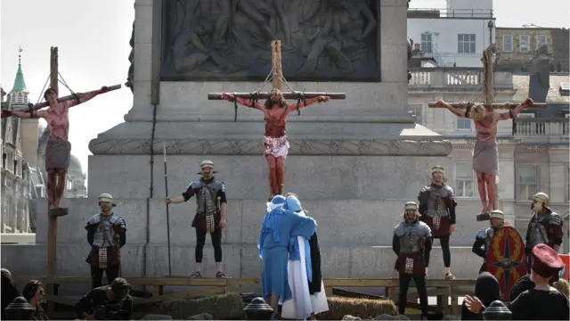 Pertunjukan paskah di Lapangan Trafalgar, London