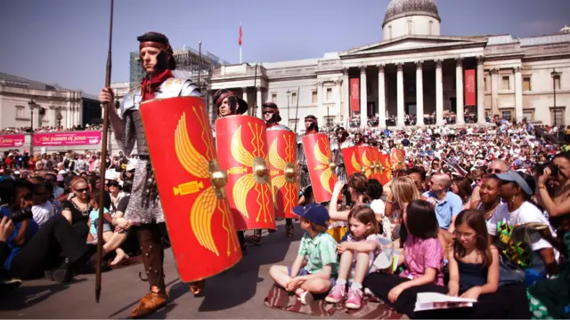 Pertunjukan paskah di Lapangan Trafalgar, London. Foto-foto Peter Macdiarmid