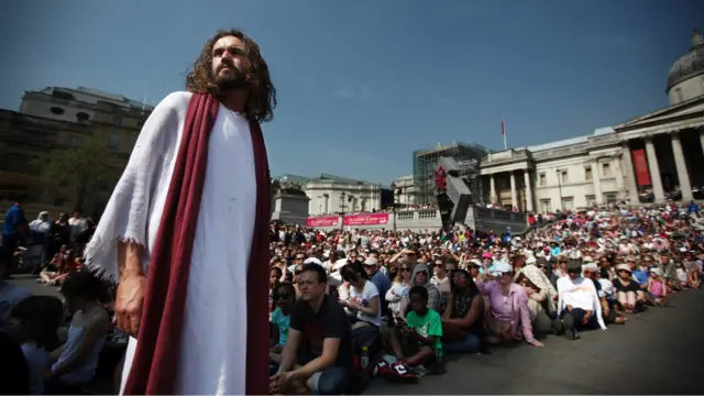 Pertunjukan paskah di Lapangan Trafalgar, London