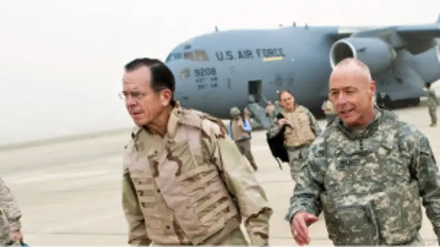 Laksamana Mike Mullen mengunjungi serdadu AS di Baghdad, Irak