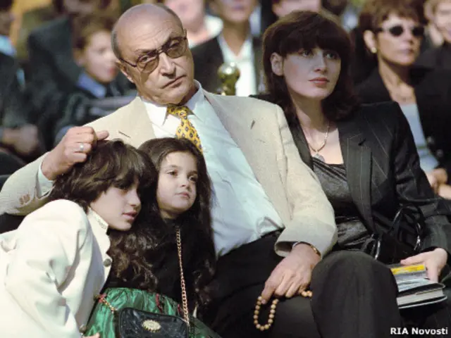 Михаил Козаков с женой и детьми