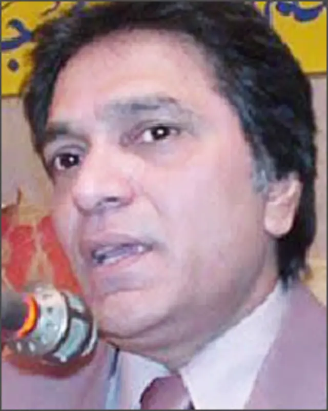 اردو کے علاوہ انھیں پنجابی، پشتو، سندھی، گجراتی، بنگالی اور میمنی لہجوں پر بھی مکمل عبور حاصل تھا