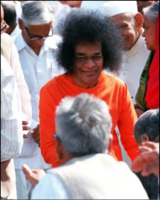 شری ستیا ہمیشہ زاعفرانی رنگ کےچوغے اور مخصوص ہیرسٹائل کی وجہ سے جانے جاتے تھے