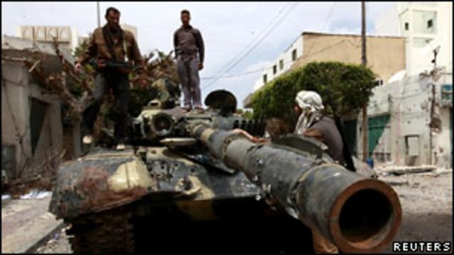 Ливийская оппозиция у танка, захваченного у сил Каддафи