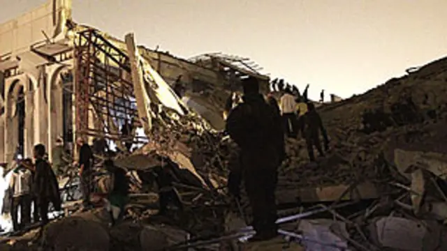 Puing-puing sebuah bangunan yang hancur akibat serangan udara NATO di Tripoli.