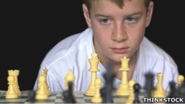 Satranç oynayan bir çocuk