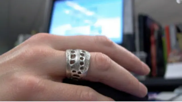 Una mano mueve un mouse